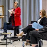 L'acquisition de 36 oeuvres d'art par dation a été annoncée vendredi au MCBA à Lausanne par les ministres vaudoises Nuria Gorrite (à gauche) et Valerie Dittli (au centre). Keystone/JEAN-CHRISTOPHE BOTT